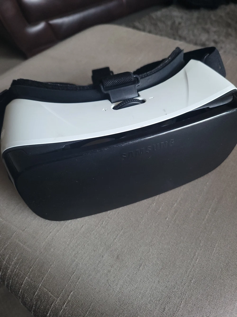 Samsung Black and White Smartphone VR Headset with Head Strap